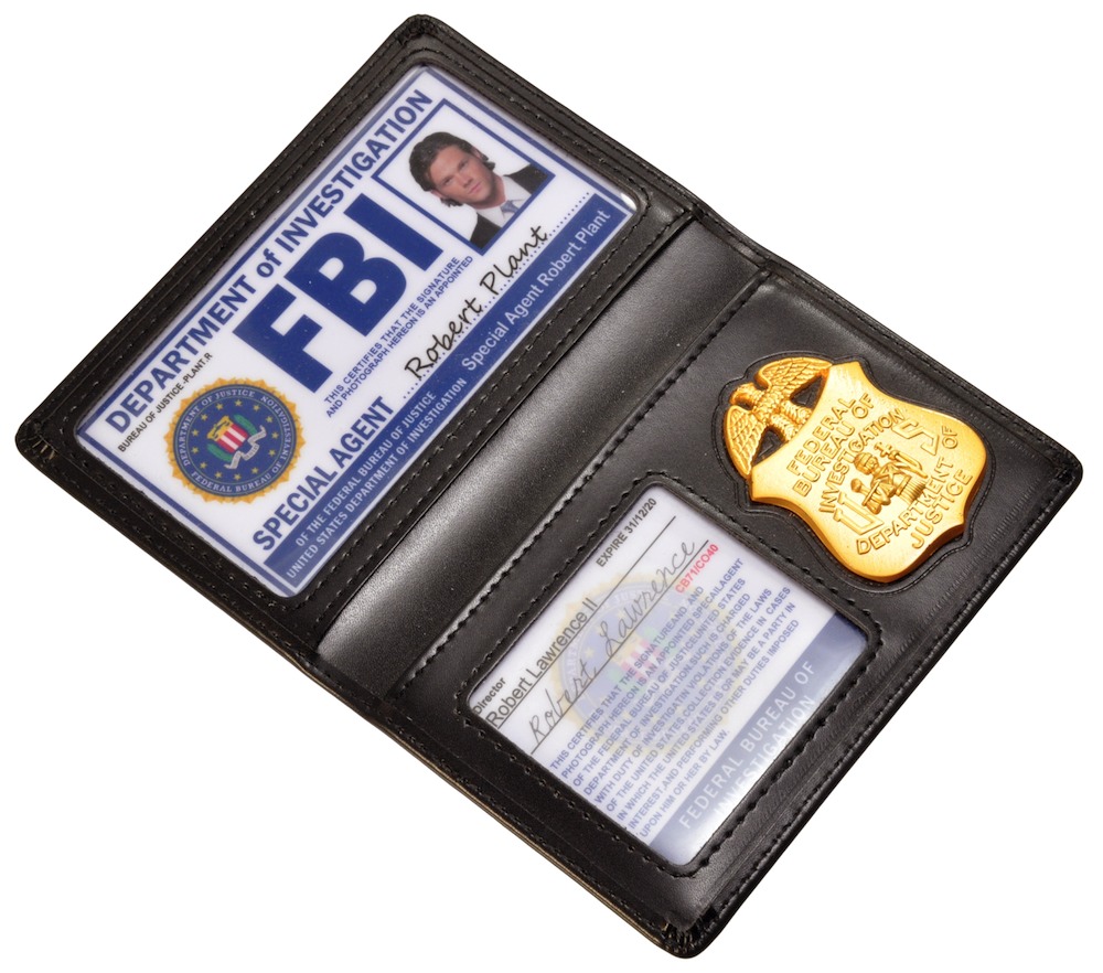 FBIバッジ付きIDカードホルダーを開いたところ